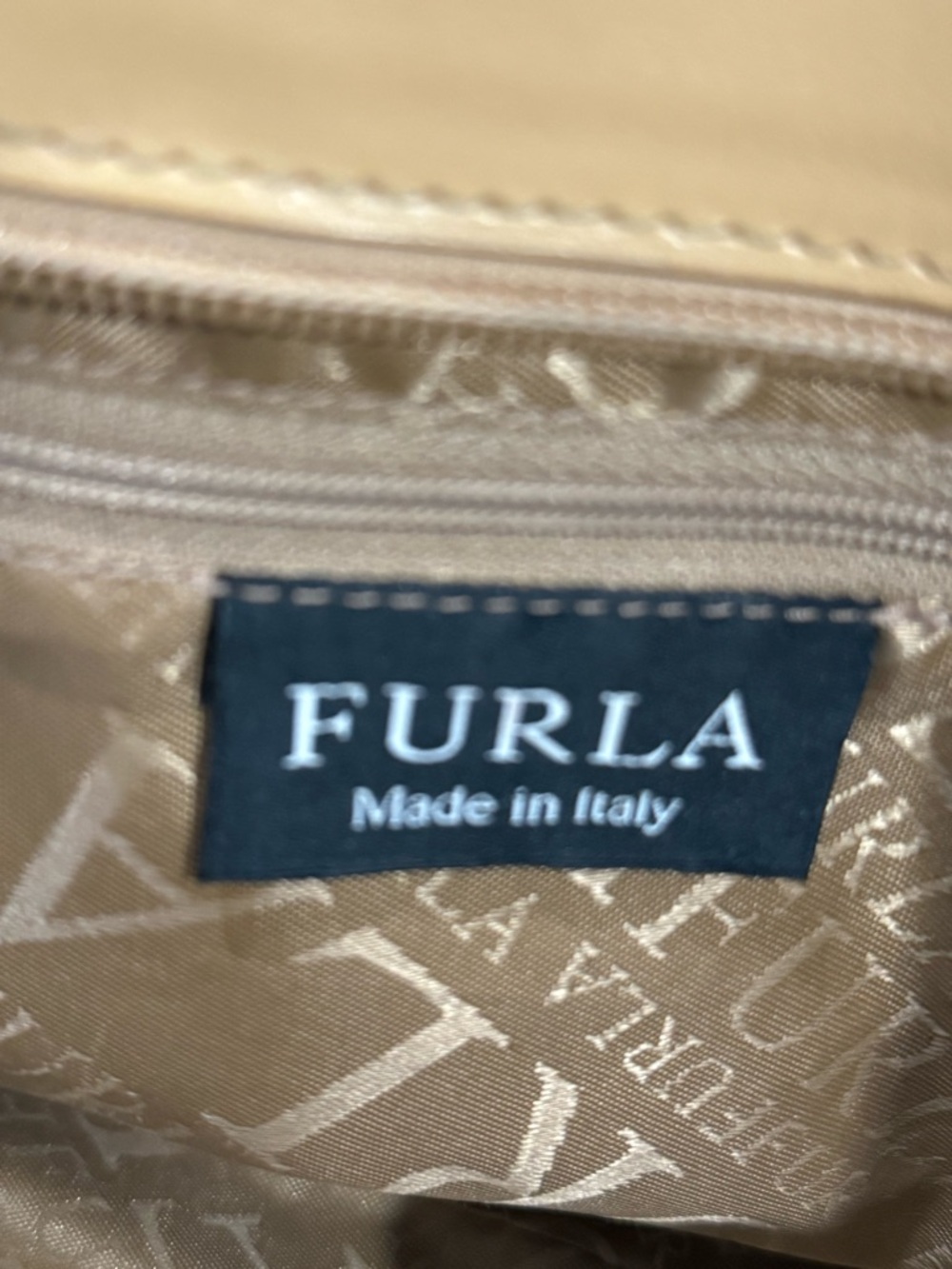 Furla : timeless Italian leather luxury Tan Mini Bag - Picture 2 of 12